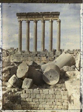 Image représentant Vue, côté externe, des six colonnes restantes du péristyle méridional du sanctuaire du Temple de Jupiter Héliopolitain