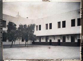 Image représentant La cour de l'école primaire supérieure de filles