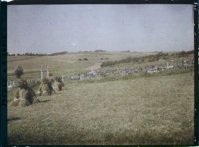 Image représentant France, Glorieux, Le cimetière militaire, vue d'ensemble prise vers l'Ouest