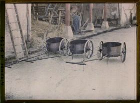 Image représentant France, Chariots contenant du goudron, destinés à faire des nuages artificiels au dessus des vignes pour éviter les gelées