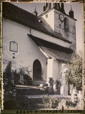 Image représentant France , Alos, L'entrée de l'Eglise et la plaque Commémorative des Morts de la Guerre