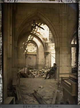 Image représentant Chapelle des œuvres sous les décombres, un soldat assis et un orgue au premier plan