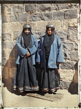 Image représentant Une jeune mariée (celle de gauche ?) et sa cousine