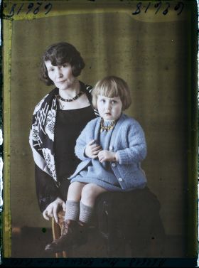 Image représentant https://musee-albert-kahn.s-museum.fr/home/NWQ2OTAwYzNmYjZlZTk1ZWQwODJmMjY4L2dlbmVyaWMtbm90aWNlLXRhYi9hdXRob3JpdHkvNjE3YTc5ZjVjZjhiODk2OGIzMzM3ZDIx/5d6900c3fb6ee95ed082f268/generic-notice-tab/authority/617a79ebcf8b8968b3337084 Madame Koelh  et  https://musee-albert-kahn.s-museum.fr/home/NWQ2OTAwYzNmYjZlZTk1ZWQwODJmMjY4L2dlbmVyaWMtbm90aWNlLXRhYi9hdXRob3JpdHkvNjE3YTc5ZjVjZjhiODk2OGIzMzM3ZDIx/5d6900c3fb6ee95ed082f268/generic-notice-tab/authority/617a79ebcf8b8968b3337085 sa petite fille