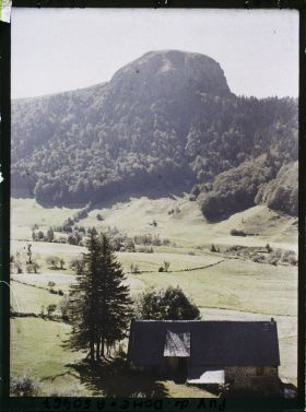 Image représentant France, Mont-Dore, Le Pic du Capucin et une ferme