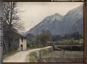 Image représentant La vallée de l'Ariège près d'Ussat, vue prise vers Ussat
