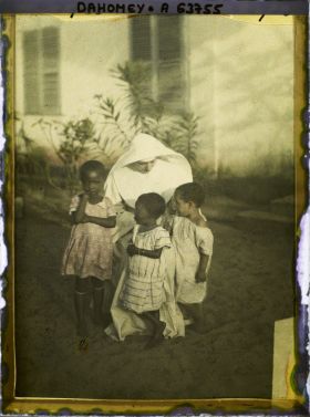 Image représentant La Mère supérieure de la mission catholique et trois petits enfants