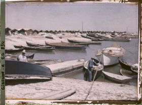 Image représentant Pêcheurs et pinasses dans le port