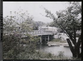 Image représentant La petite section du double pont Karahashi sur la Setagawa, vu de l'îlôt central