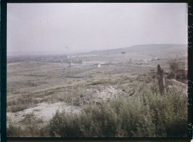 Image représentant France, Craonne, Vue prise vers le sud Ouest   ; au fond, le nouveau Craonne