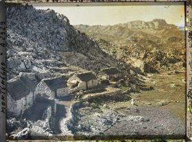 Image représentant Ceinture rocheuse de la colline de Cetinje et quatre maisons à toit de chaume