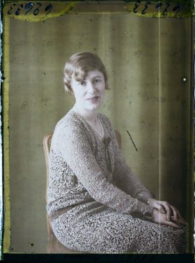 Image représentant https://musee-albert-kahn.s-museum.fr/home/NWQ2OTAwYzNmYjZlZTk1ZWQwODJmMjY4L2dlbmVyaWMtbm90aWNlLXRhYi9hdXRob3JpdHkvNjE3YTc5ZjVjZjhiODk2OGIzMzM3ZDIx/5d6900c3fb6ee95ed082f268/generic-notice-tab/authority/617a79ebcf8b8968b3336d9e Madame Gerth
