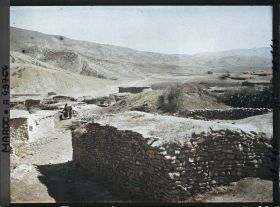 Image représentant Un coin du village et la vallée vers l'est