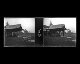 Image représentant Petit kiosque abritant une fontaine pour les ablution dans la cour d'un temple