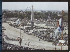 Image représentant La foule place de la Concorde pour le 14 juillet 1919, vue prise depuis le Ministère de la Marine