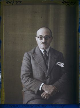 Image représentant https://musee-albert-kahn.s-museum.fr/home/NWQ2OTAwYzNmYjZlZTk1ZWQwODJmMjY4L2dlbmVyaWMtbm90aWNlLXRhYi9hdXRob3JpdHkvNjE3YTc5ZjVjZjhiODk2OGIzMzM3ZDIx/5d6900c3fb6ee95ed082f268/generic-notice-tab/authority/617a79ebcf8b8968b33368c2 Monsieur Marcel Bloch
