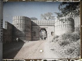 Image représentant La Padan Pol, première des sept portes fortifiées jalonnant la montée à la citadelle de Chittorgarh