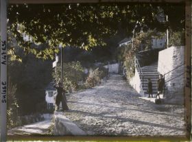 Image représentant Trois enfants posent à l'entrée du village