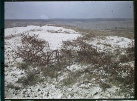 Image représentant France, Sur la Crête des Eparges, Trou de mine : au fond la tranchée de Calonne