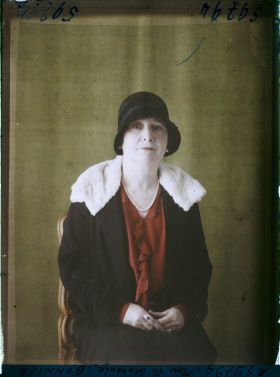 Image représentant https://musee-albert-kahn.s-museum.fr/home/NWQ2OTAwYzNmYjZlZTk1ZWQwODJmMjY4L2dlbmVyaWMtbm90aWNlLXRhYi9hdXRob3JpdHkvNjE3YTc5ZjVjZjhiODk2OGIzMzM3ZDIx/5d6900c3fb6ee95ed082f268/generic-notice-tab/authority/617a79ebcf8b8968b3336949 Madame Bonnier