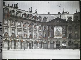 Image représentant La place Vendôme décorée des drapeaux alliés pour les fêtes de la Victoire des 13 et 14 juillet 1919
