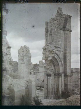 Image représentant France, Coucy le Château, L'Entrée de la Chapelle