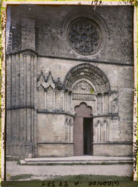 Image représentant France, St Macaire, Façade de l'Eglise St Sauveur