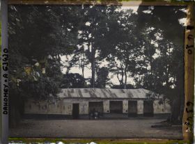 Image représentant Case du fétiche Homgbo (?) adossée à l'enclos sacré