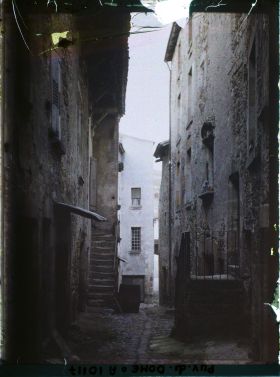 Image représentant France, Sauvagnat, Vieille rue du moyen Âge où se trouvent les Caves du Pays