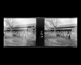 Image représentant Un groupe de fonctionnaires portant la coiffe d'hiver passe sur Jingshan houdajie ("avenue Derrière la Montagne de Contemplation")
