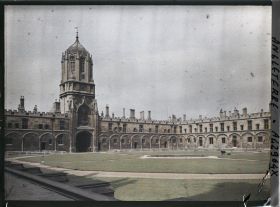 Image représentant La tour et la cour intérieur de Christ Church
