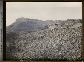 Image représentant La ville avec le trophée d'Auguste, vue prise de la Tête de Chien