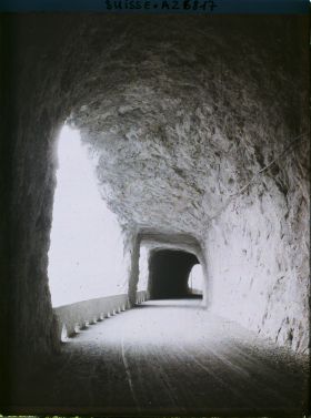 Image représentant Tunnel creusé dans la roche sur l'Axenstrasse