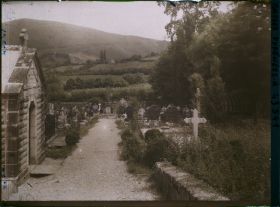 Image représentant France, Ascain, Le Cimetière et la montagne