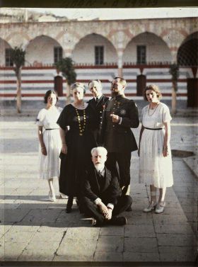 Image représentant Jean Brunhes assis devant le général Gouraud, le gouverneur du Liban M. Trabaud et l'épouse et les filles de celui-ci