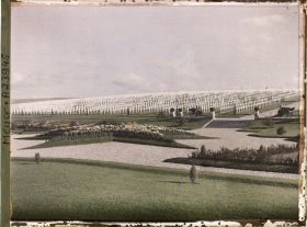 Image représentant France, Romagne sous Montfaucon, Entrée du Cimetière, vue prise de l'entrée droite du Cimetière