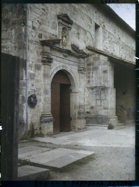 Image représentant France , St Etienne de Baigorry, L'entrée de l'Eglise