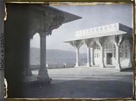 Image représentant Des pavillons de marbre blanc sur les rives du lac Anasagar