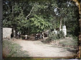 Image représentant Un pousse-pousse sur le chemin à l'entrée du village