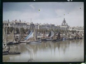 Image représentant Bateaux dans le port, au fond la Tour de l'Horloge