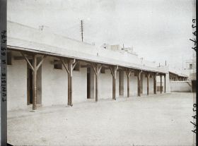 Image représentant La cour de l'école de garçons de la rue Alexandre Dumas