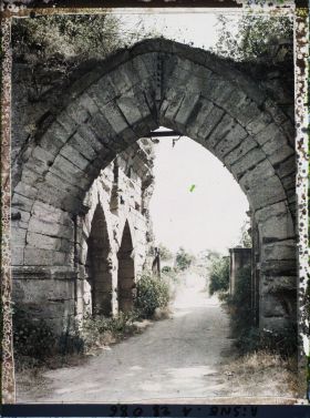 Image représentant France, Coucy-le-Château, Entrée du Château vue intérieure