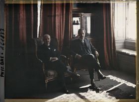 Image représentant MM. Kamerer et Berthelot à l'ambassade de France