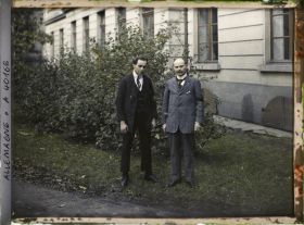 Image représentant Prusse, Crefeld, Cour de l'Hôtel de Ville, les 2 Cts Volontaires Paul Rudsky, Willy-Weiss