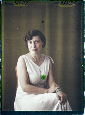 Image représentant https://musee-albert-kahn.s-museum.fr/home/NWQ2OTAwYzNmYjZlZTk1ZWQwODJmMjY4L2dlbmVyaWMtbm90aWNlLXRhYi9hdXRob3JpdHkvNjE3YTc5ZjVjZjhiODk2OGIzMzM3ZDIx/5d6900c3fb6ee95ed082f268/generic-notice-tab/authority/617a79ebcf8b8968b33378a4 Mademoiselle Simone Téry