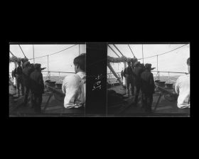 Image représentant Passagers ou membres de l'équipage asiatique sur le pont à l'avant du navire, observant l'horizon