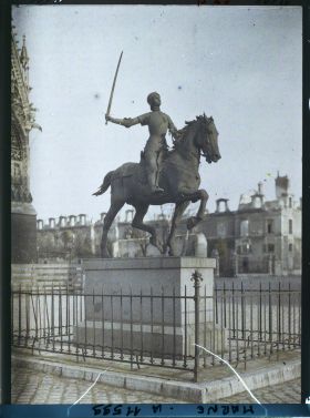 Image représentant La statue de Jeanne d'Arc, place de du cardinal Luçon, parvis de la cathédrale