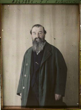 Image représentant Le peintre  https://musee-albert-kahn.s-museum.fr/home/NWQ2OTAwYzNmYjZlZTk1ZWQwODJmMjY4L2dlbmVyaWMtbm90aWNlLXRhYi9hdXRob3JpdHkvNjE3YTc5ZjVjZjhiODk2OGIzMzM3ZDIx/5d6900c3fb6ee95ed082f268/generic-notice-tab/authority/617a79ebcf8b8968b33367bd Jean-Françis Auburtin