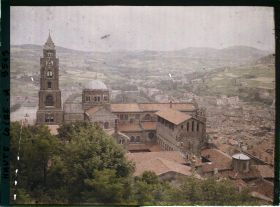 Image représentant La cathédrale Notre-Dame-de-l'Annonciation et la ville prises depuis le rocher Corneille