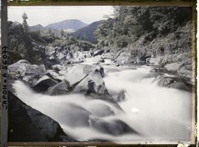 Image représentant La Daiyagawa (rivière Daiya) près des cascades et le Nantaisan (mont Nantai)